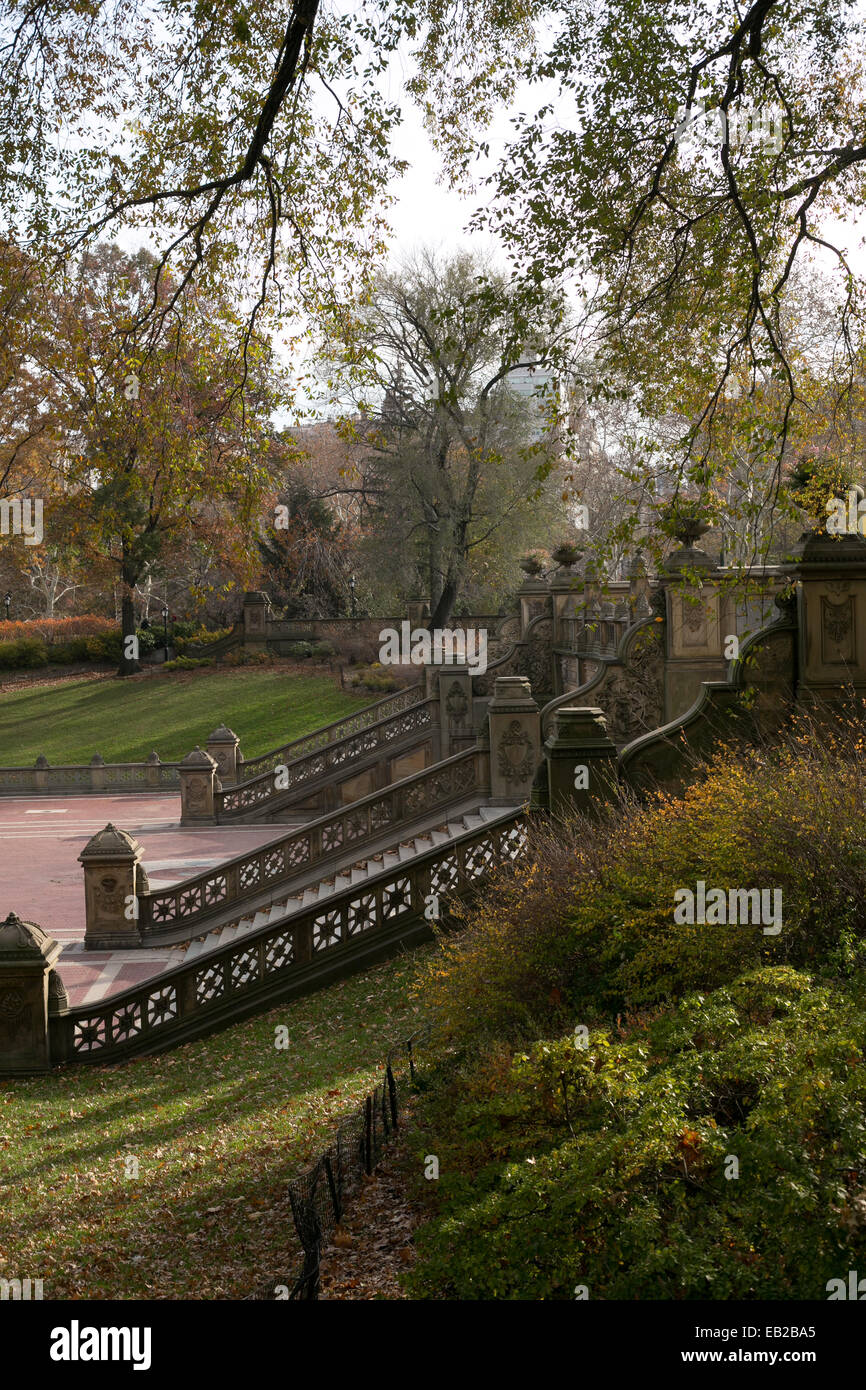 Escaliers à partir de la 72e rue jusqu'à la terrasse et une fontaine Bethesda dans Central Park, New York City. Banque D'Images
