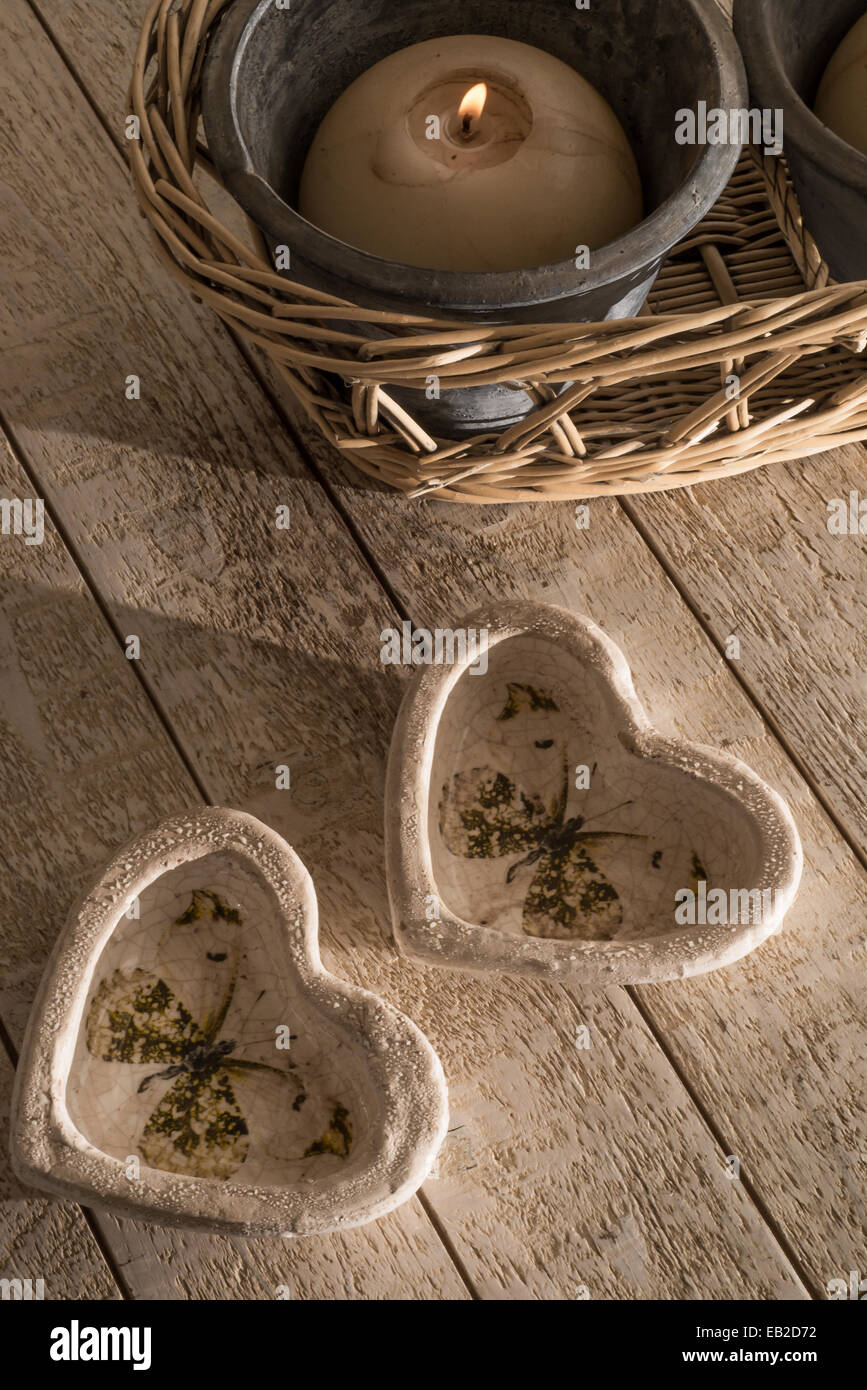 2 accessoires entend fabriqué à partir de grès en forme de tasses ou peu porteurs en une table de bois blanc à côté d'un bur Banque D'Images
