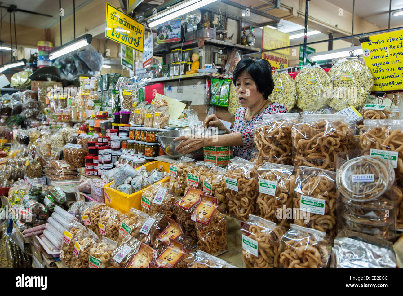 Femme à la clientèle food séchées ,marché de Chiang Mai , Thaïlande, Banque D'Images