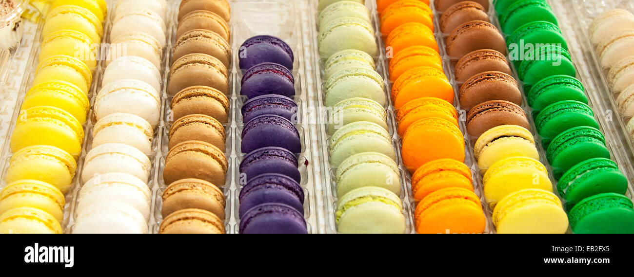 Macarons français multicolore dans un rangées Banque D'Images