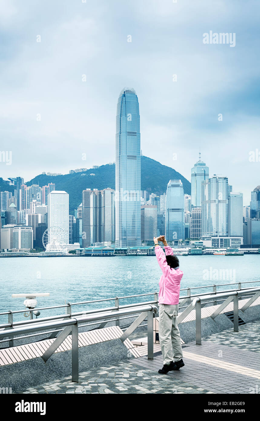 Gymnastique du matin au quai public de Kowloon en vue de l'International Finance Centre. Banque D'Images