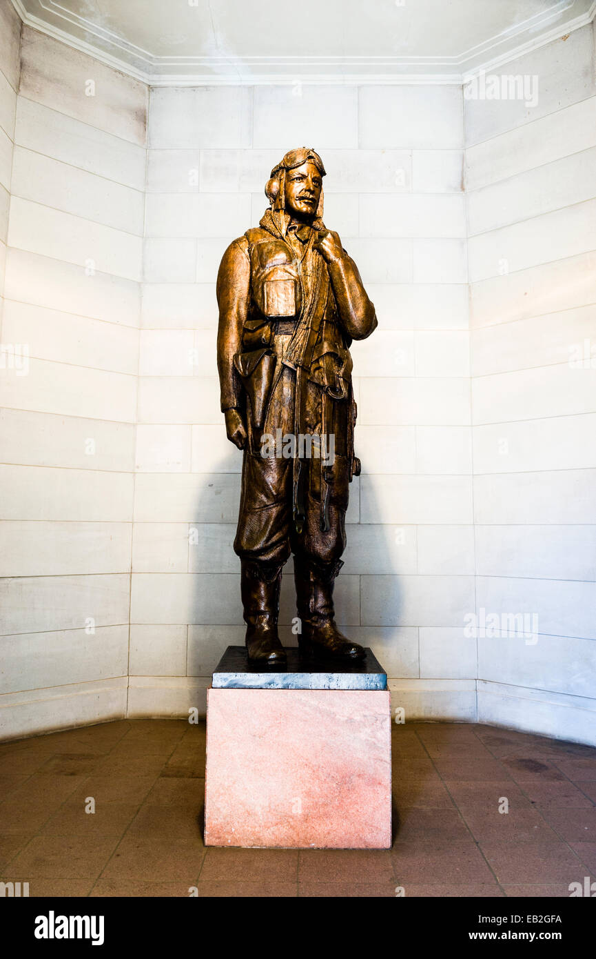 Une statue en bronze d'un aviateur de la Seconde Guerre mondiale le port de trousse de vol complet et la réalisation d'un parachute au-dessus de son épaule. Banque D'Images