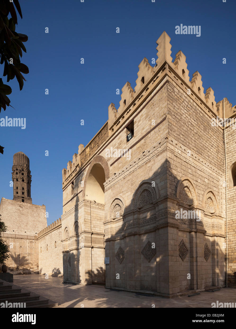 Portail d'entrée et minaret de la mosquée d'Al Hakim, Le Caire, Egypte Banque D'Images