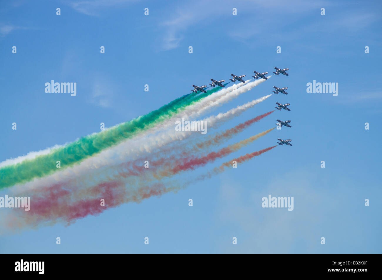 L'équipe de démonstration aérienne italienne Frecce Tricolori (flèches tricolores), volant en formation et la peinture le drapeau italien dans le ciel Banque D'Images