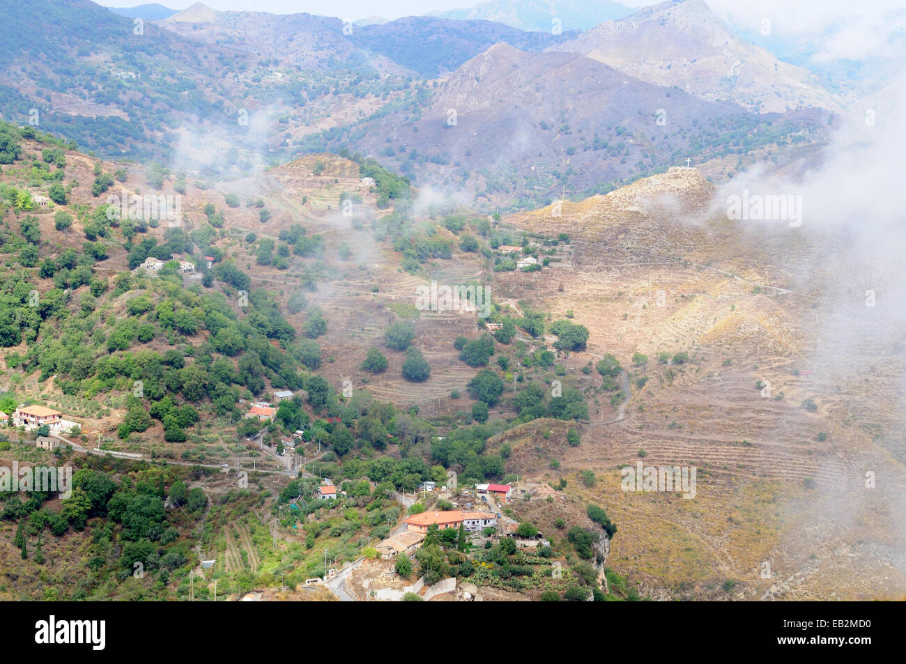 Vue sur la campagne sicilienne de nuages bas depuis le sommet du Monte Venere Sicile Italie Banque D'Images