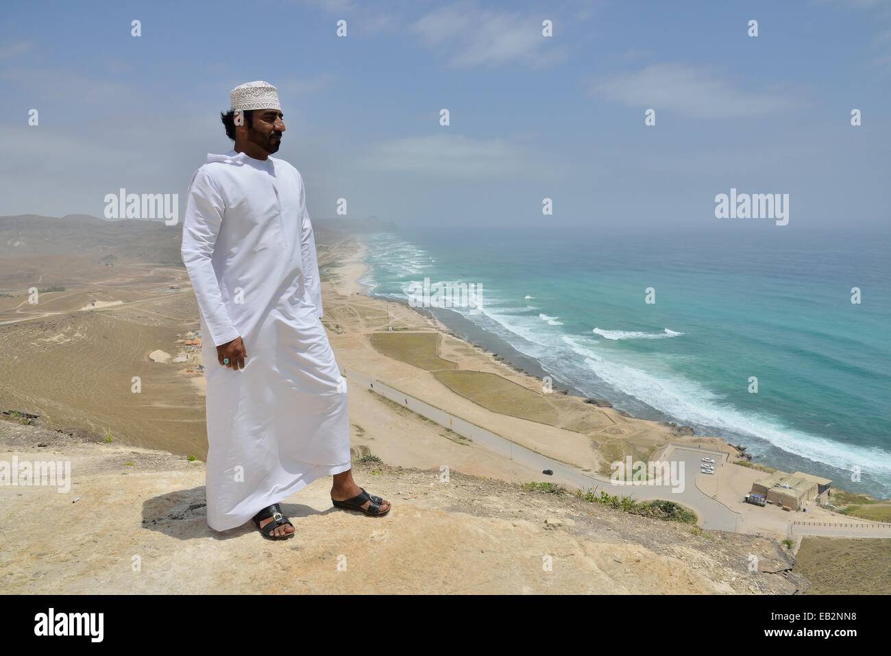 Un homme portant un local dishdash blanc, près de Mughsayl, Région de Dhofar, Orient, Oman Banque D'Images