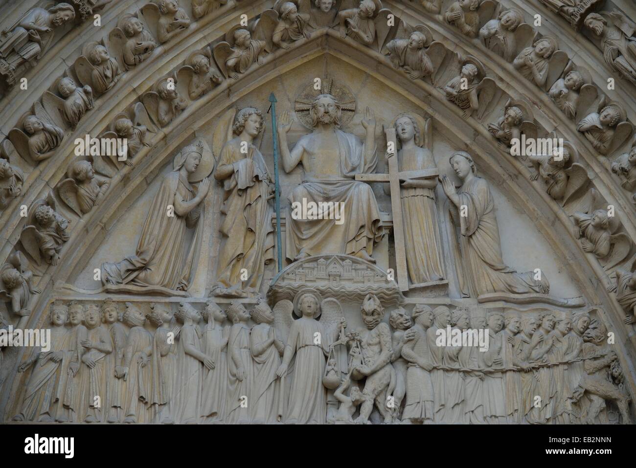 Détail de la porte principale de la Cathédrale Notre Dame, Paris, France Banque D'Images