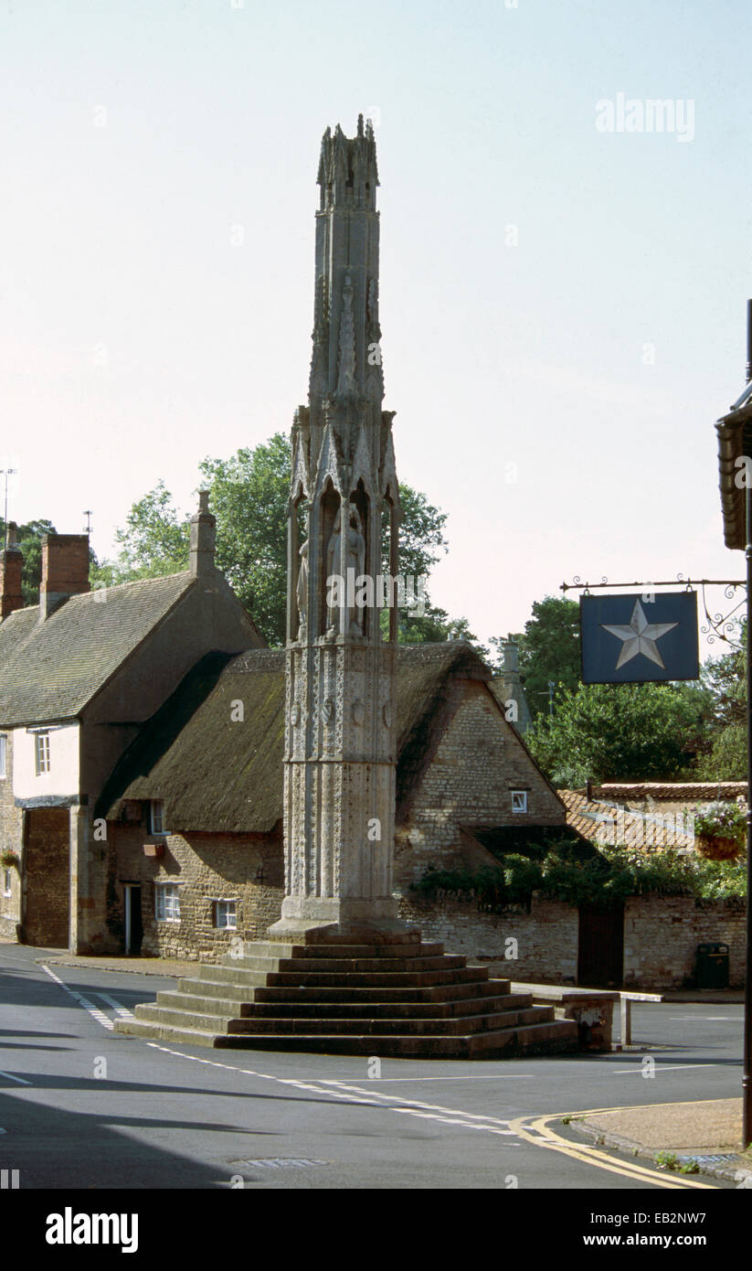 Vue depuis le nord-ouest, Eleanor Cross, Geddington, Northamptonshire, Angleterre Banque D'Images