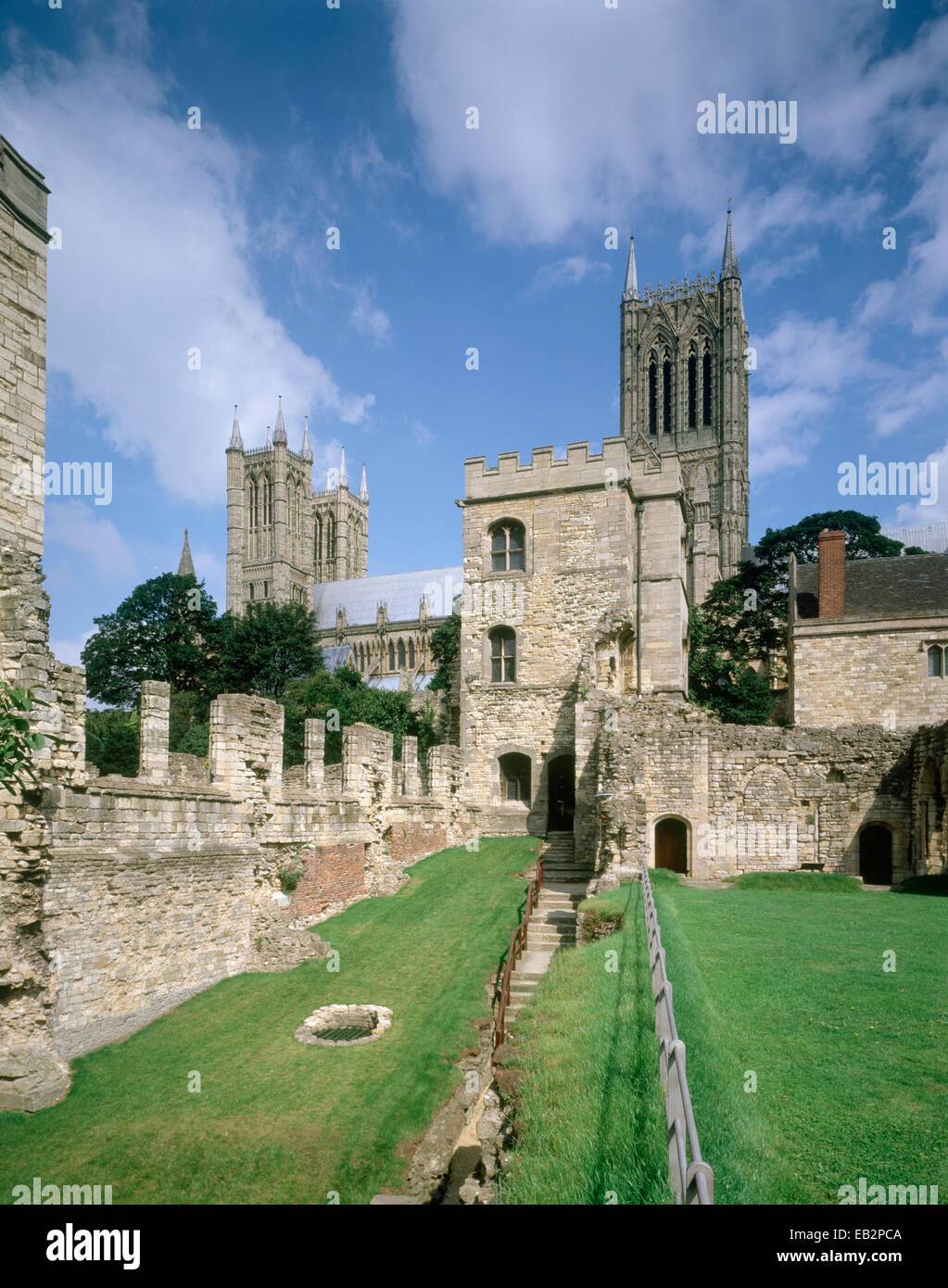 Palais des évêques avec vue sur la cathédrale et la tour d'Alnwick, Lincoln, Lincolnshire, Royaume-Uni Banque D'Images