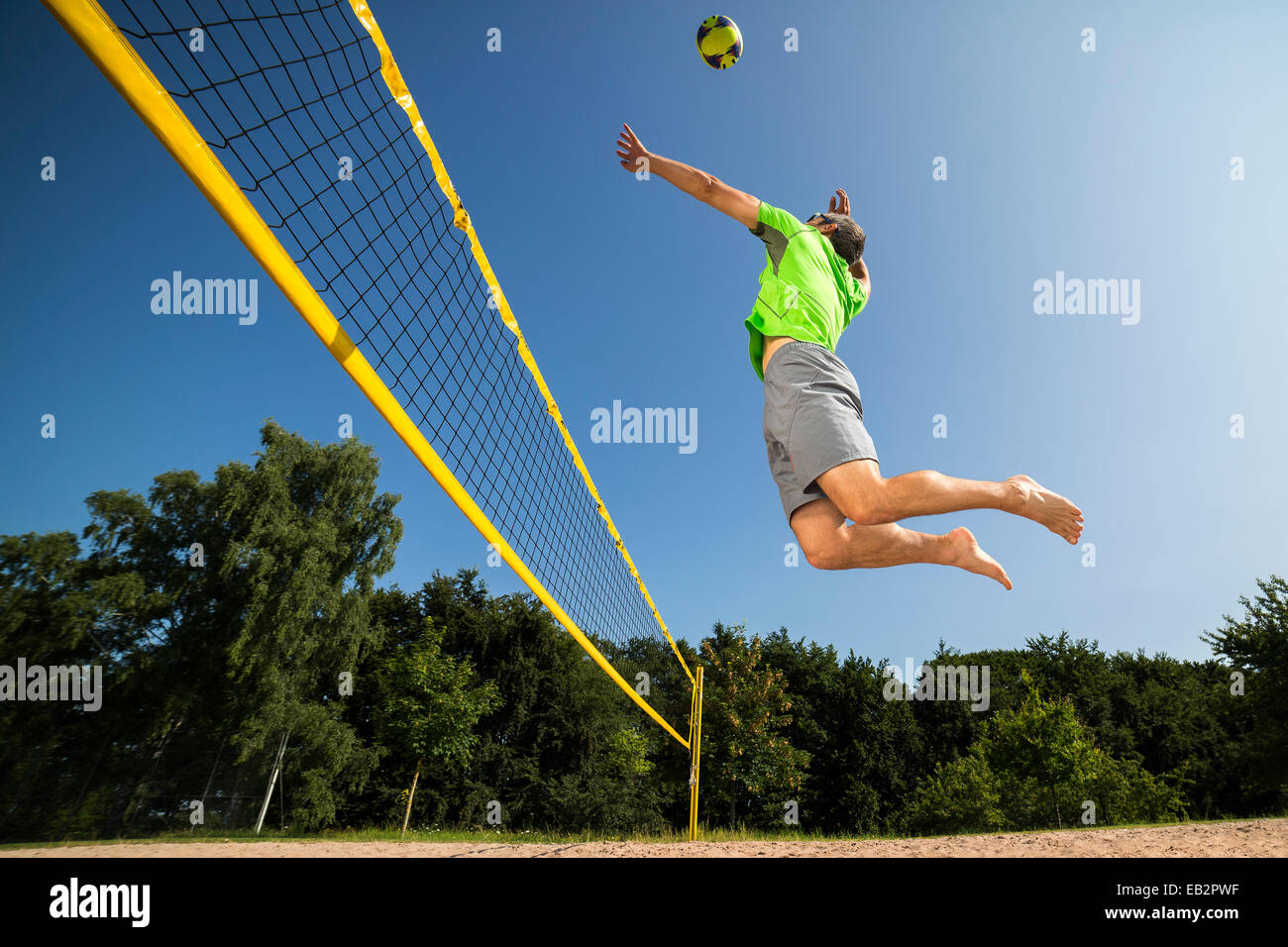 Joueur de volley-ball de plage, 44 ans, Schorndorf, Bade-Wurtemberg, Allemagne Banque D'Images