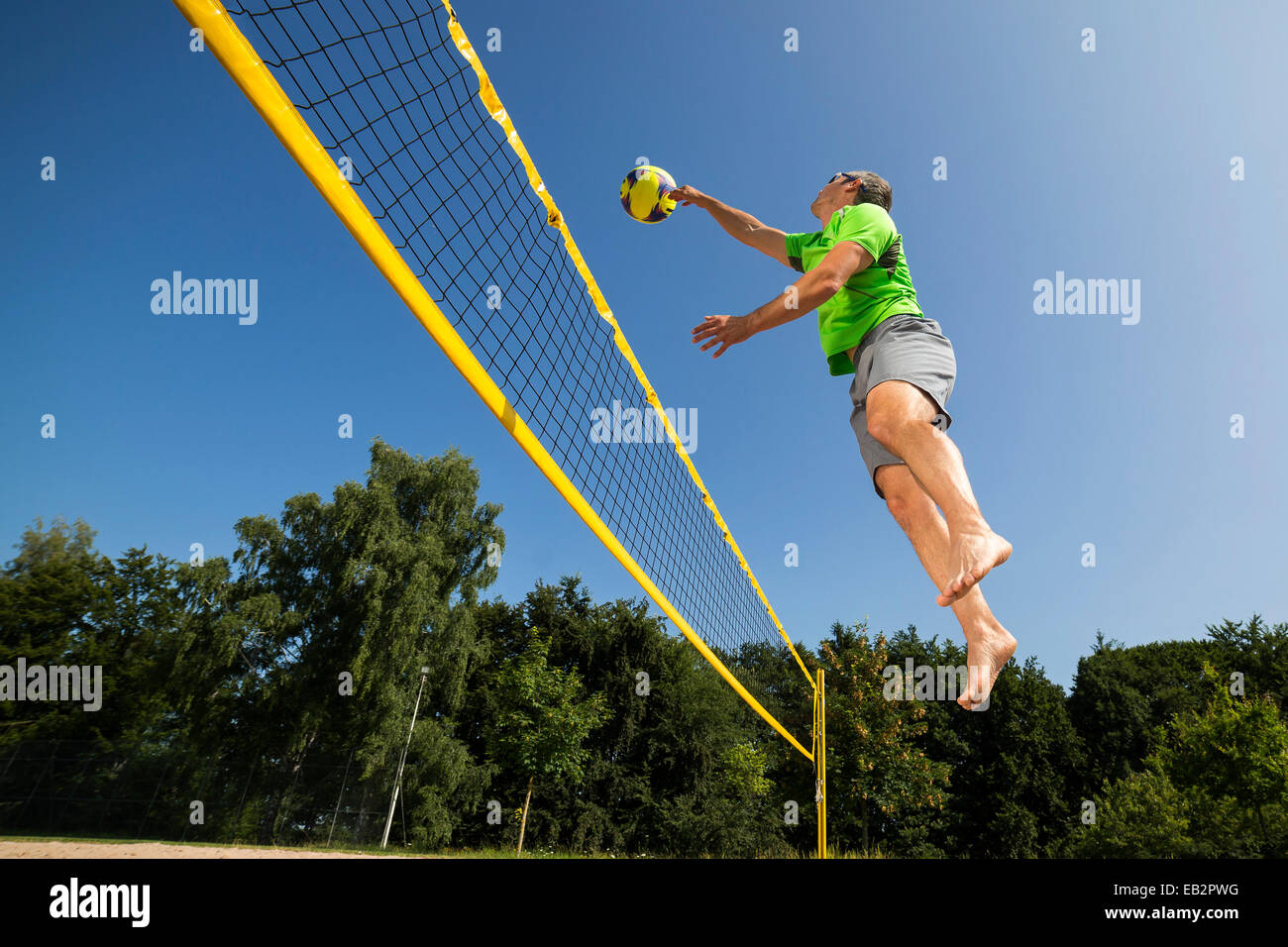 Joueur de volley-ball de plage, 44 ans, Schorndorf, Bade-Wurtemberg, Allemagne Banque D'Images