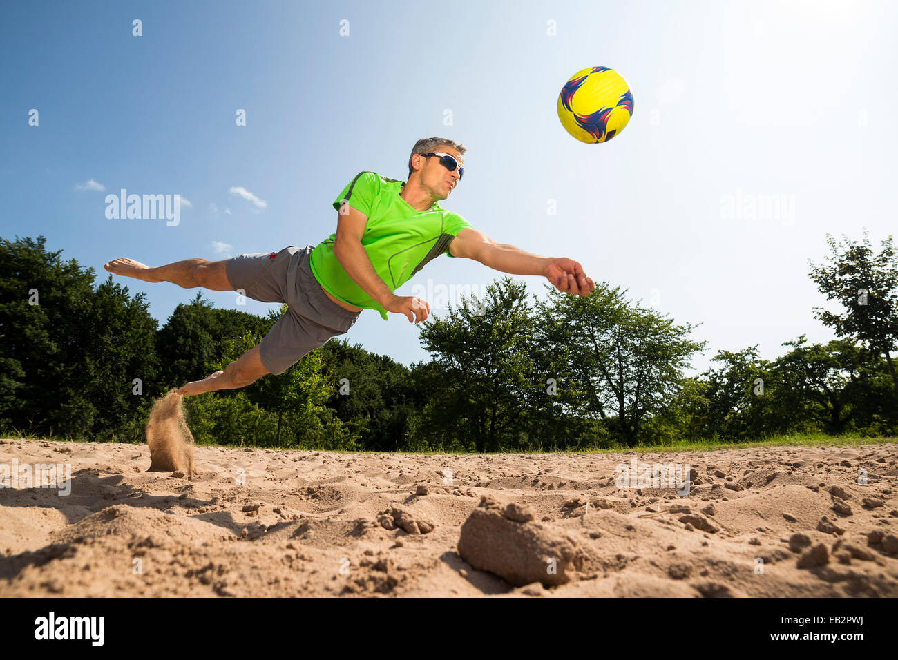 Joueur de volley-ball de plage, 44 ans, Schorndorf, Bade-Wurtemberg, Allemagne Banque D'Images