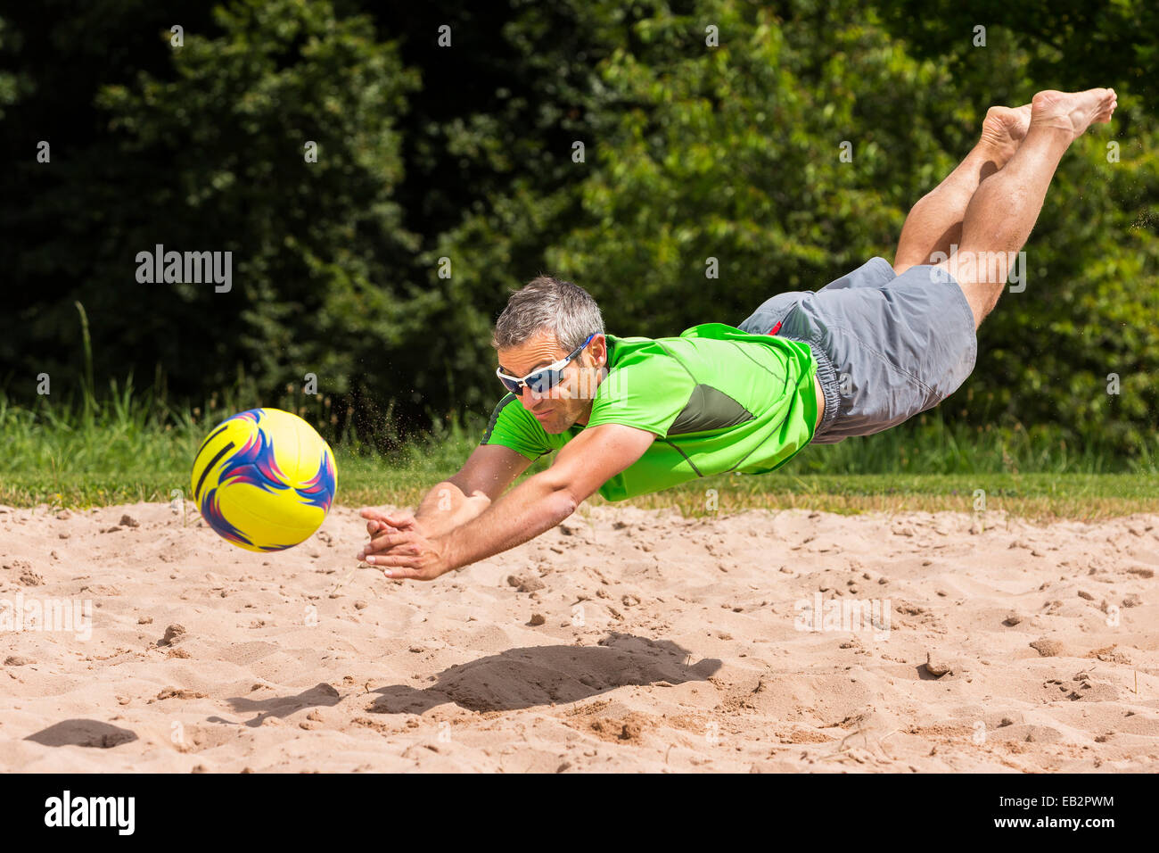 Joueur de volley-ball de plage, 44 ans, Schorndorf, Bade-Wurtemberg, Allemagne Banque D'Images