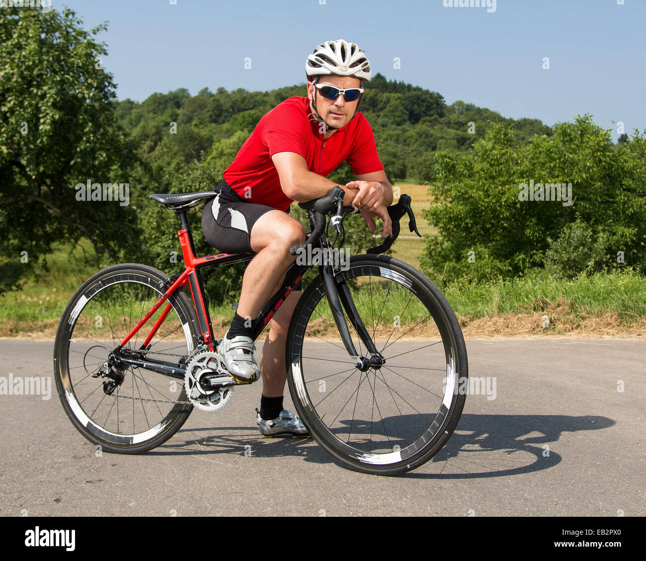 Cycliste, 44 ans, avec un cycle de course, Winterbach, Bade-Wurtemberg, Allemagne Banque D'Images