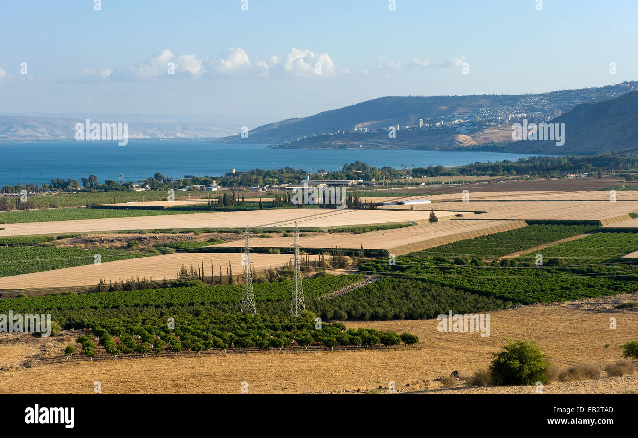 La côte ouest du lac de Galilée vu depuis le nord. La ville au milieu des collines est Tibériade. Banque D'Images