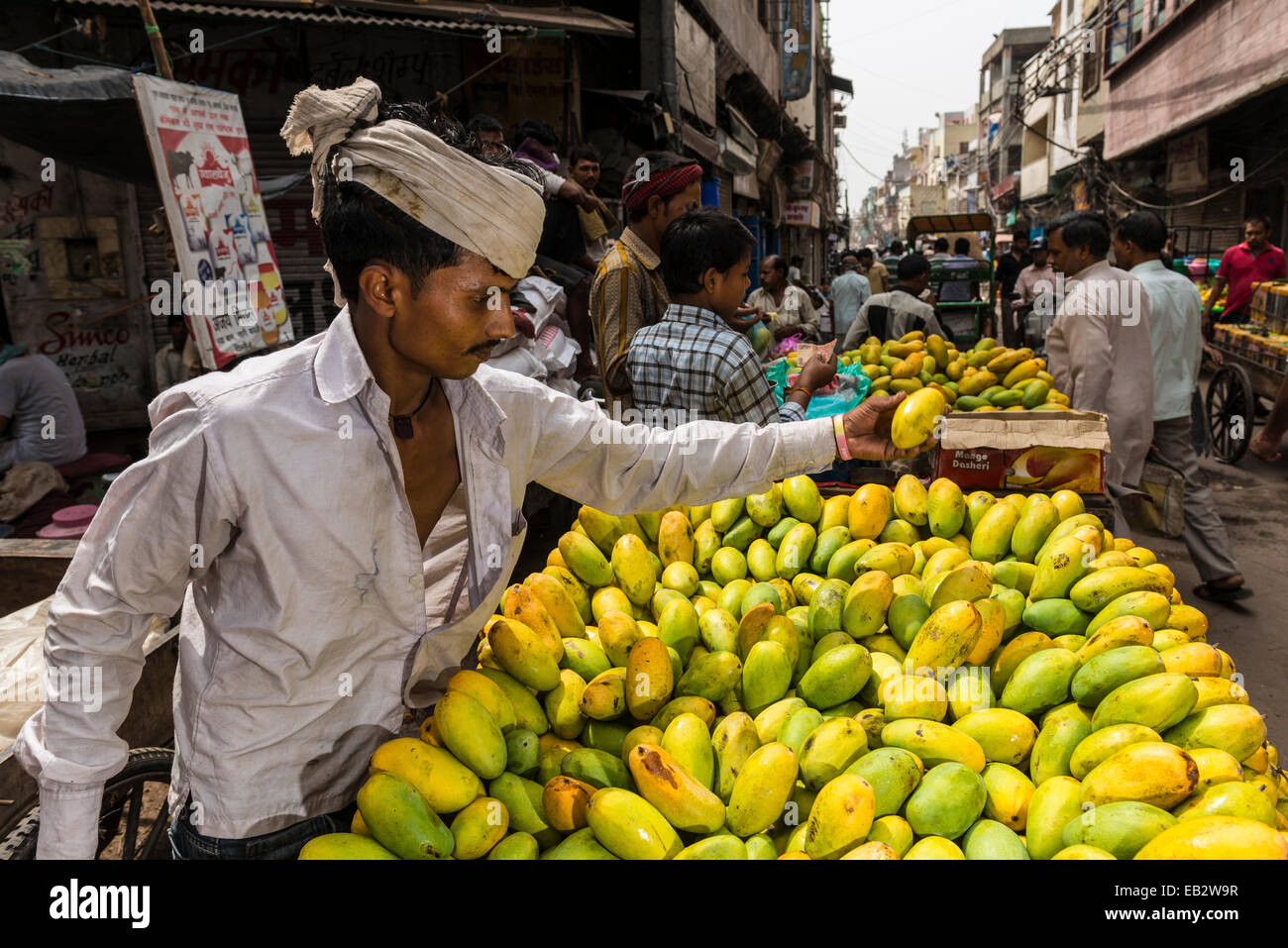 Vendeur de rue, la vente de mangues dans une rue latérale, Old Delhi, New Delhi, Delhi, Inde Banque D'Images