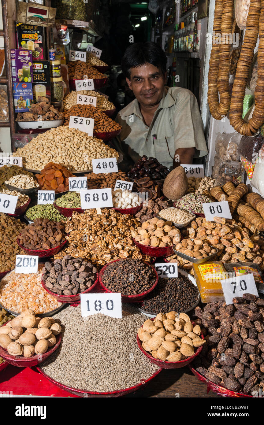 Vente de forfaits de noix et d'épices, le marché aux épices, Old Delhi, New Delhi, Delhi, Inde Banque D'Images