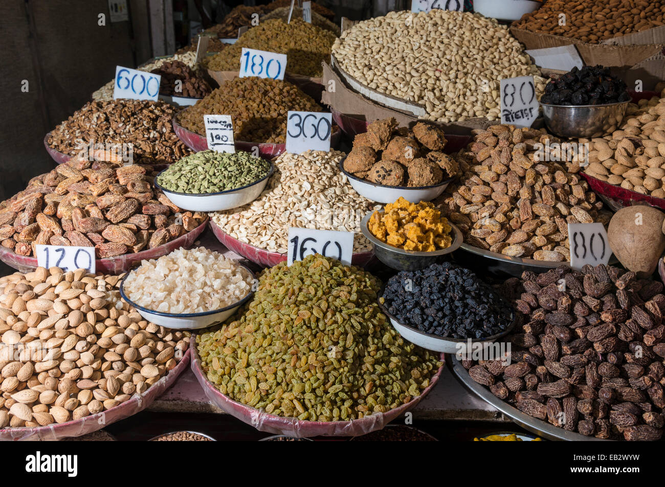 Noix et d'épices en vente au marché aux épices, Old Delhi, New Delhi, Delhi, Inde Banque D'Images