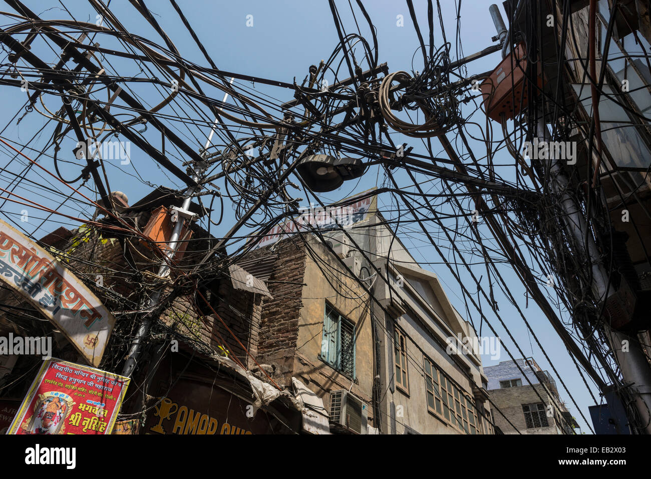 Arrangement chaotique d'électricité câbles dans une rue latérale, New Delhi, Delhi, Inde Banque D'Images