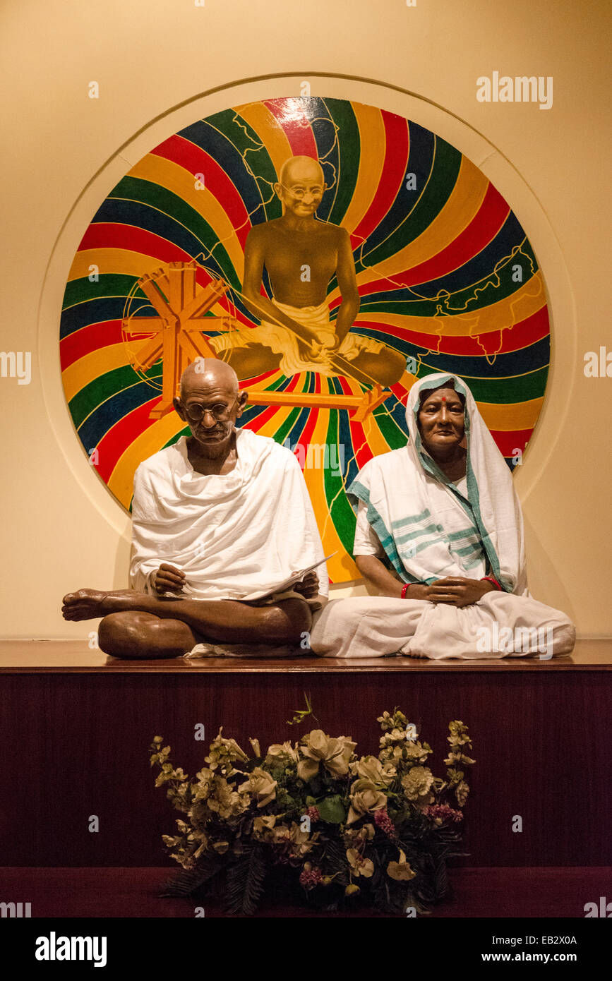 Une sculpture de Mahatma Gandhi et sa femme Kasturba Gandhi dans le Memorial Museum, New Delhi, Delhi, Inde Banque D'Images