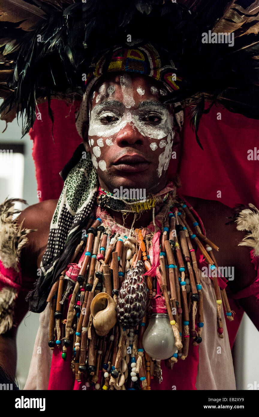Un esprit dancer décorées de peinture faciale, des coquillages, des perles et une coiffe à plumes. Banque D'Images