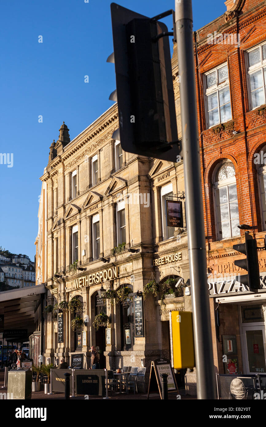 L'alcool,Wetherspoons à Torquay, l'ale, et, de l'architecture, bar, bière, boissons, Grande-Bretagne, britanniques, des capacités, de la chaîne économique, camra Banque D'Images