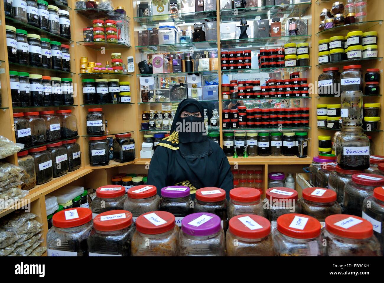 Vendeur d'encens à son stand sur le marché de l'encens, Salalah Dhofar, région, Orient, Oman Banque D'Images