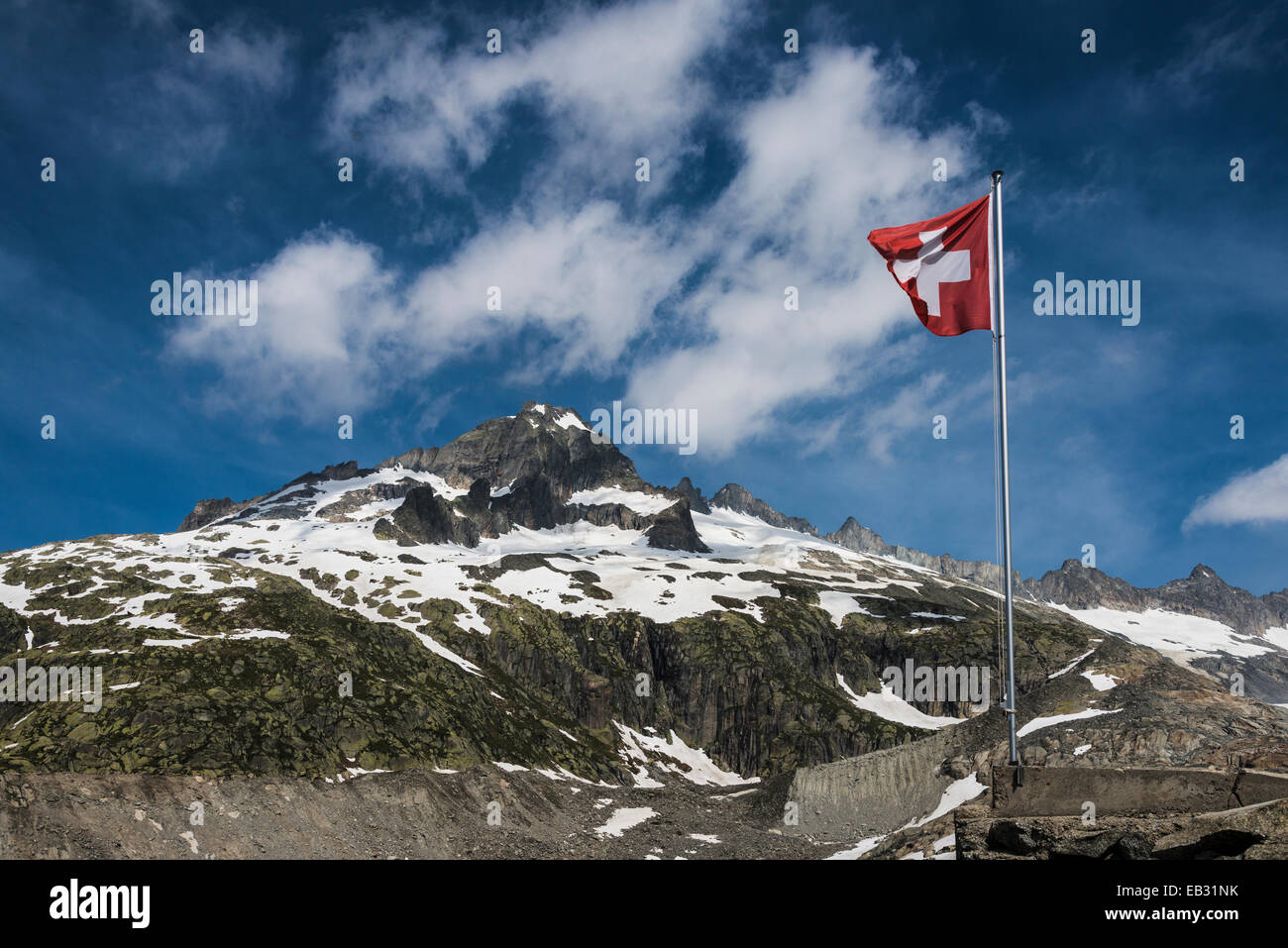 Drapeau suisse en face du Mont Galenstock de la Furka avec le glacier du Rhône, Oberwald, Canton du Valais Banque D'Images