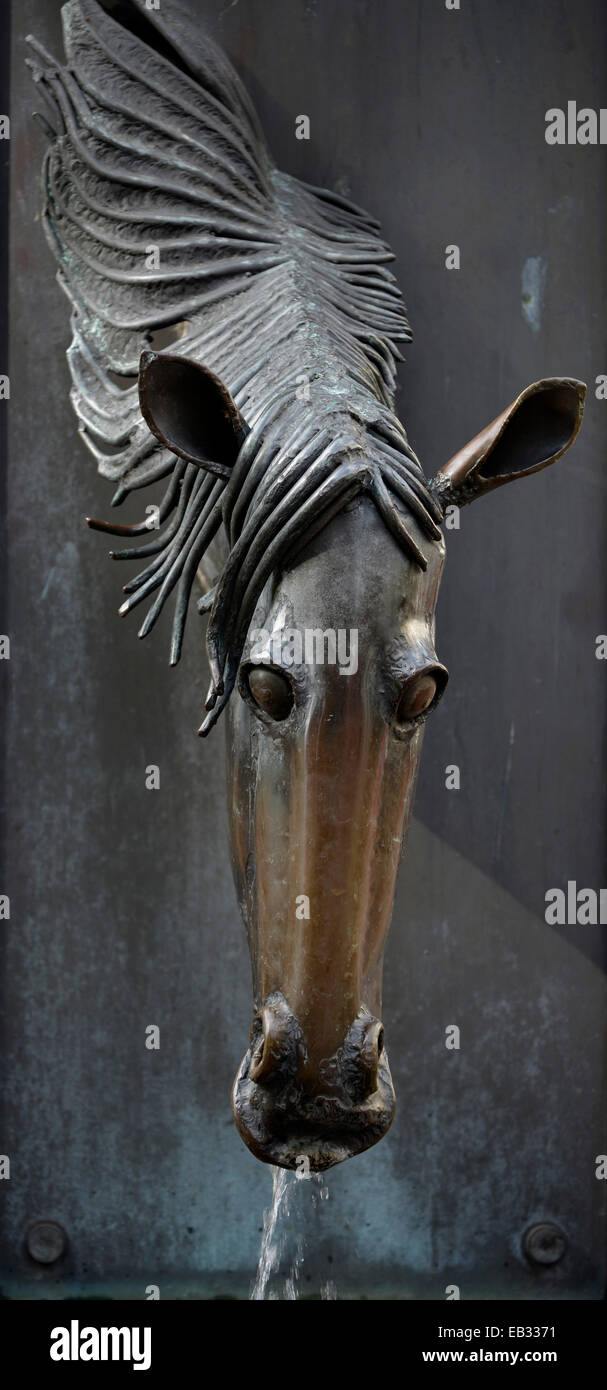 Fontaine avec tête de cheval comme robinet, UNESCO World Heritage Site, Bruges, Région flamande, Belgique Banque D'Images