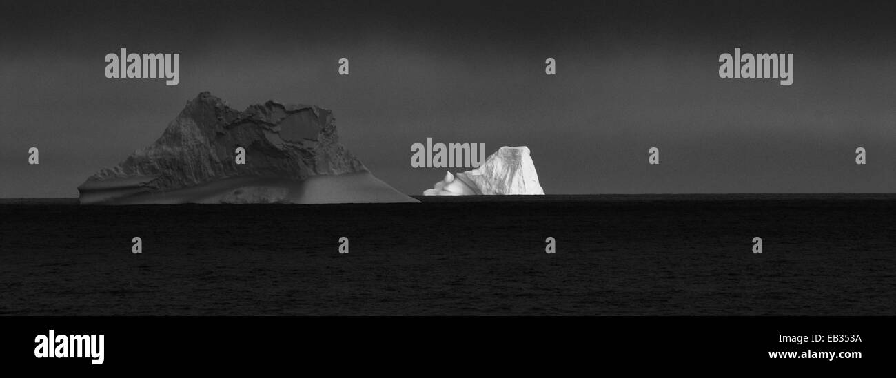 Les icebergs du Groenland, à la dérive dans des icebergs dans la baie de Baffin. Banque D'Images