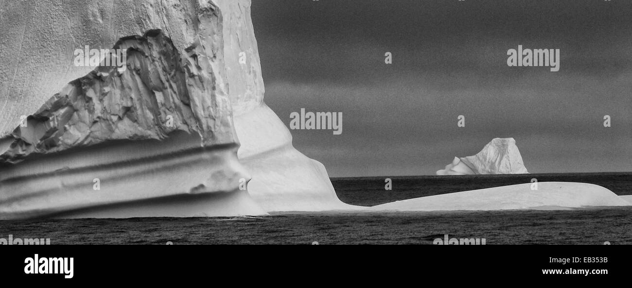 Les icebergs du Groenland, à la dérive dans des icebergs dans la baie de Baffin. Banque D'Images