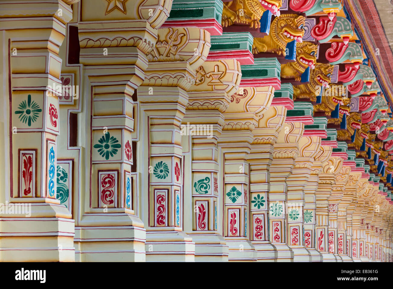 Les colonnes peintes de couleurs vives, Ramanathaswami, Rameswaram Temple, l'île de Pamban, Tamil Nadu, Inde Banque D'Images