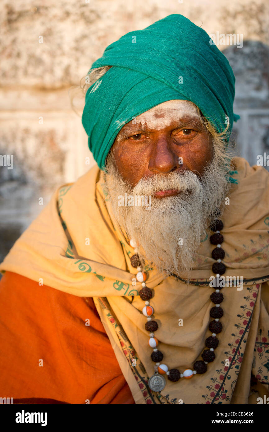 Sadhu ou errant avec ascétique et rudraksha un turban vert, l'île de Pamban, Rameswaram, Tamil Nadu, Inde Banque D'Images