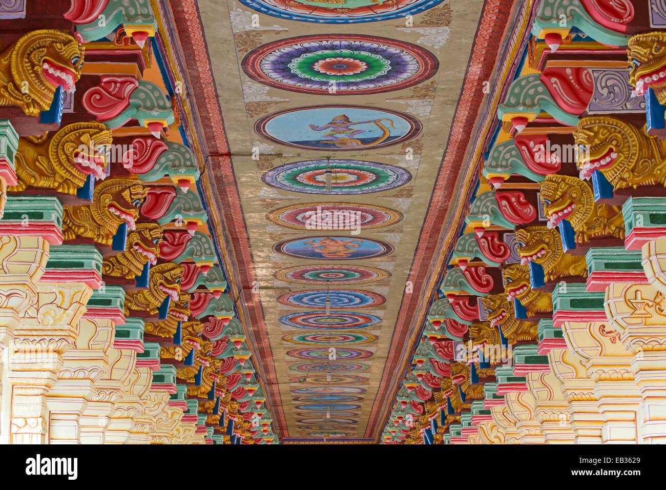 Piliers peintes de couleurs vives et de plafond, Ramanathaswami, Rameswaram Temple, l'île de Pamban, Tamil Nadu, Inde Banque D'Images