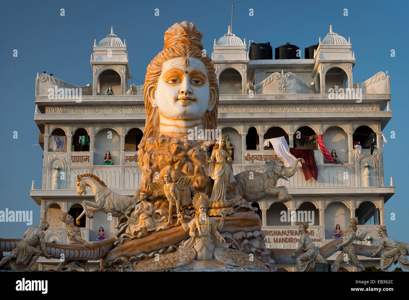 Hôtel pour les pèlerins avec une immense sculpture de Shiva, Rameswaram, l'île de Pamban, Tamil Nadu, Inde Banque D'Images