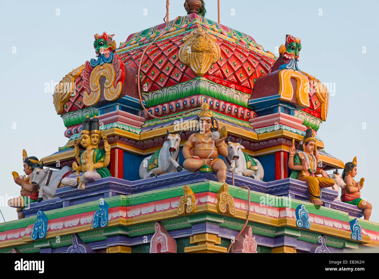 Les figures des dieux sur un Gopuram ou porte d'un temple hindou, Rameswaram, l'île de Pamban, Tamil Nadu, Inde Banque D'Images