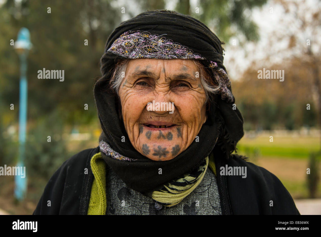 Femme kurde syrienne orthodoxe de tatouages sur son visage, Erbil, Province d'Erbil, Irak, Kurdistan irakien Banque D'Images