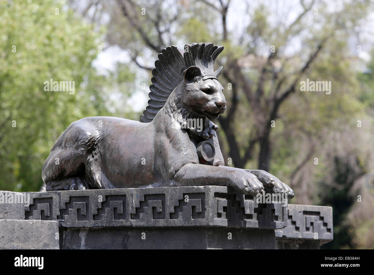 Lion figure sur le Monument à Cuauhtémoc, le dernier souverain Aztèque, Mexico, District Fédéral, Mexique Banque D'Images