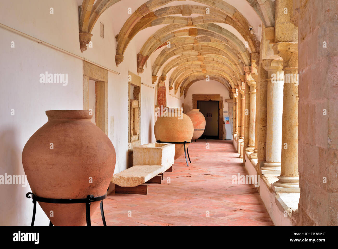 Le Portugal, l'Algarve : Couloir du Cloître médiéval de l'ancien couvent et Musée Municipal de Faro réelles Banque D'Images