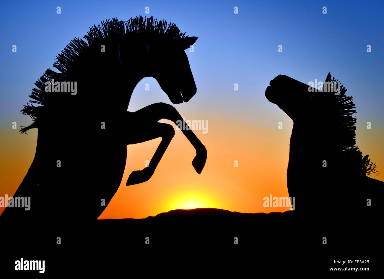 Silhouette de deux sculptures de cheval au lever du soleil, Borrego Springs, Californie, États-Unis Banque D'Images