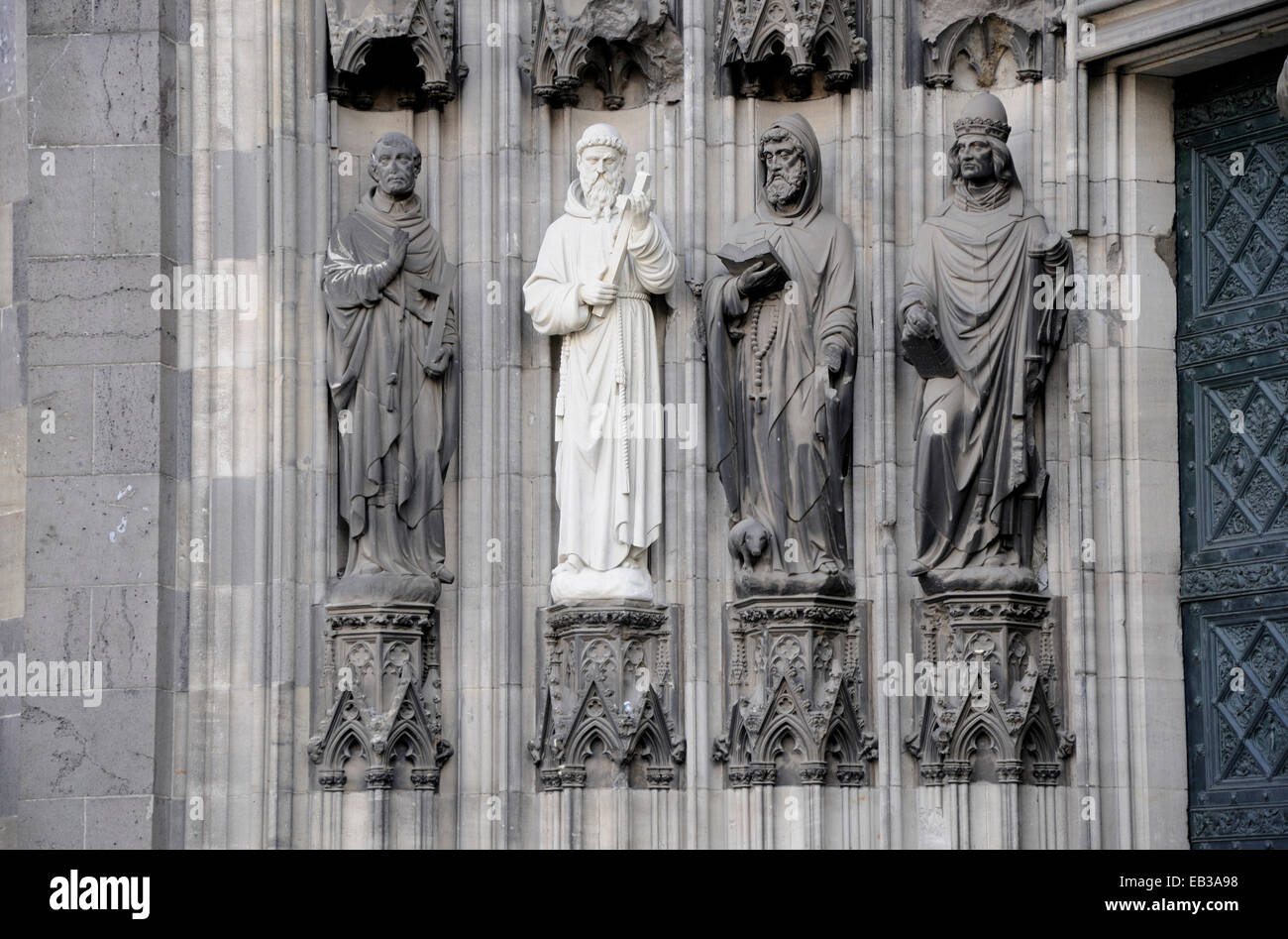 / Cologne Koln, Nordrhein-Westfalen, Allemagne. La cathédrale de Cologne / Kolner Dom. (1880) a renouvelé les statues sur façade (2010) Banque D'Images