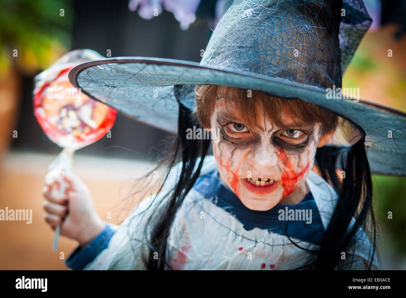 Portrait d'un garçon habillé comme une sorcière pour Halloween Banque D'Images