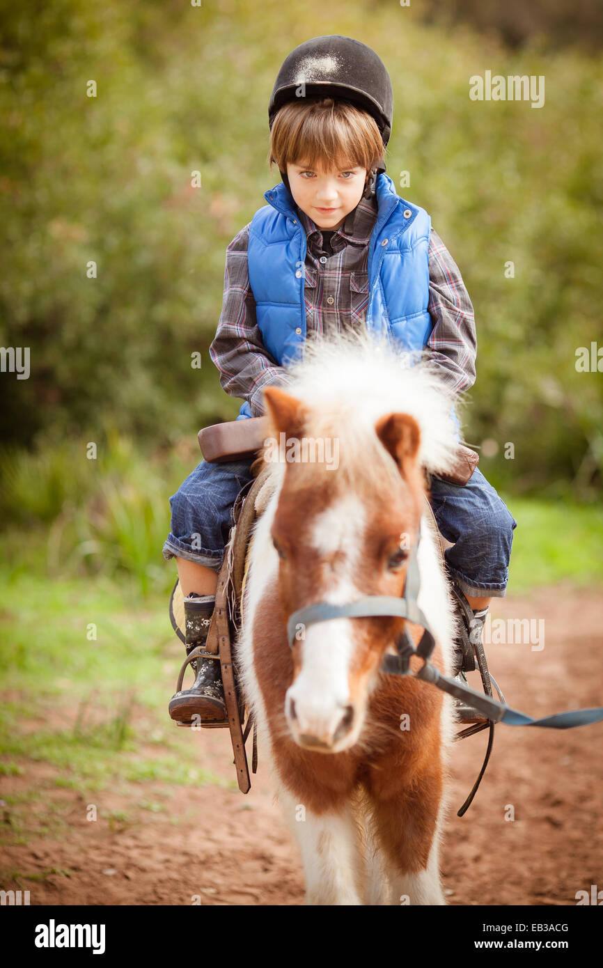 Boy riding un poney, Maroc Banque D'Images