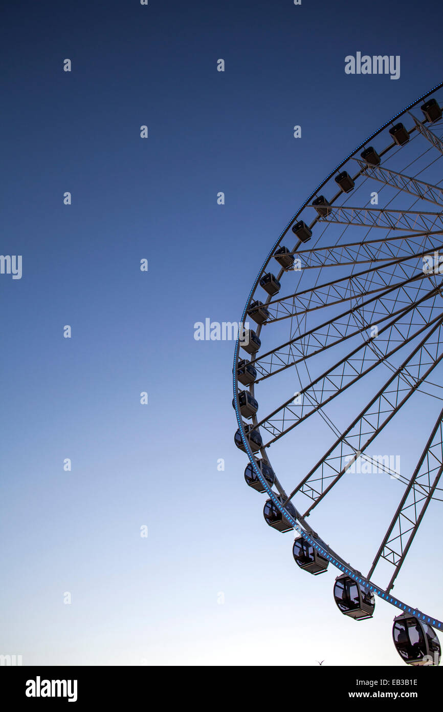 Low angle view of Ferris roue contre le ciel bleu Banque D'Images
