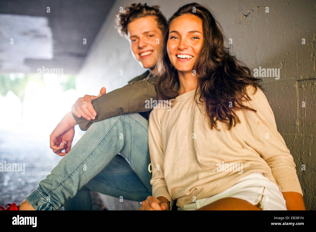 Caucasian couple smiling in tunnel Banque D'Images