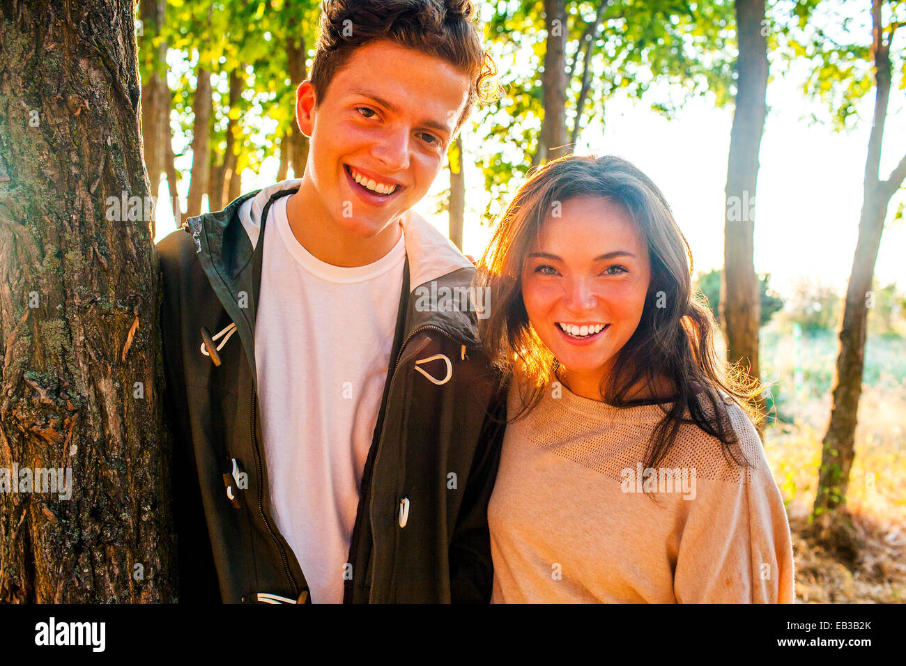 Caucasian couple smiling in park Banque D'Images