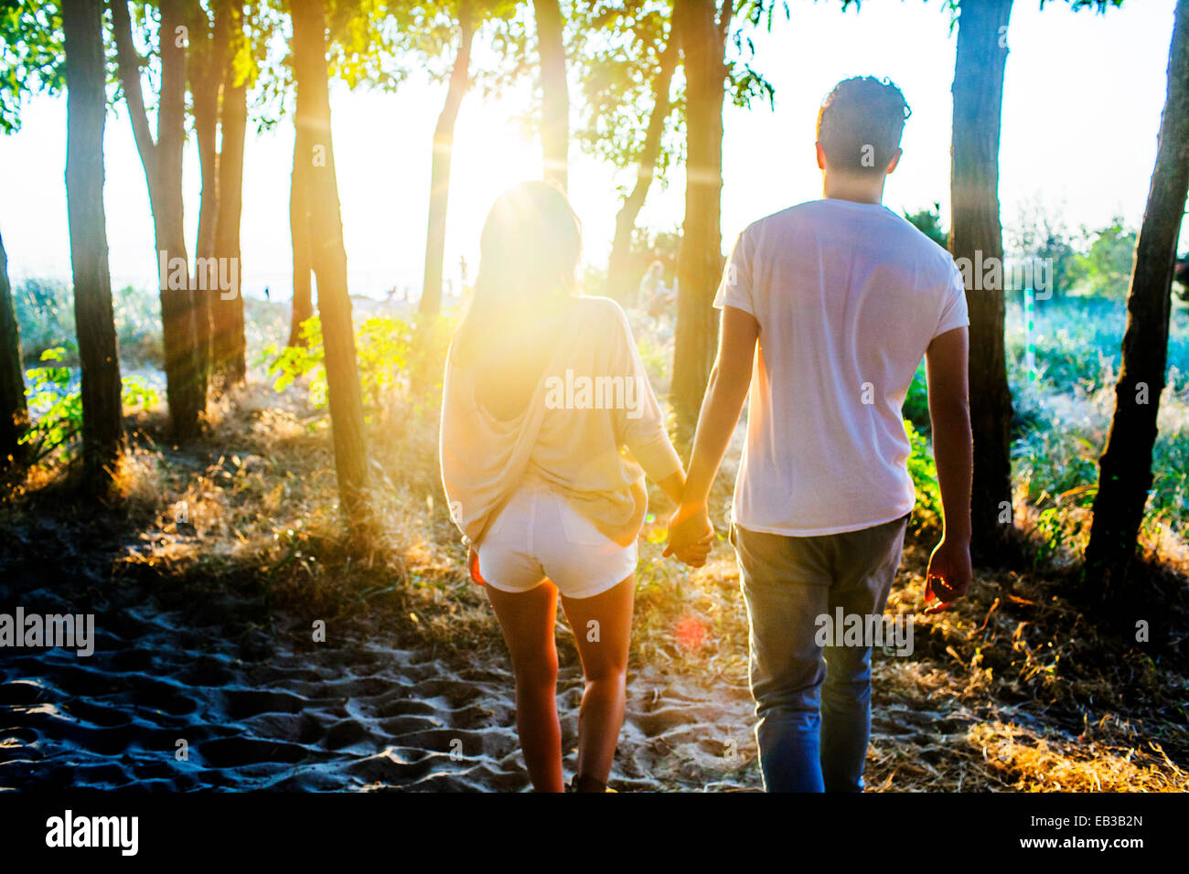 Caucasian couple holding hands in park Banque D'Images