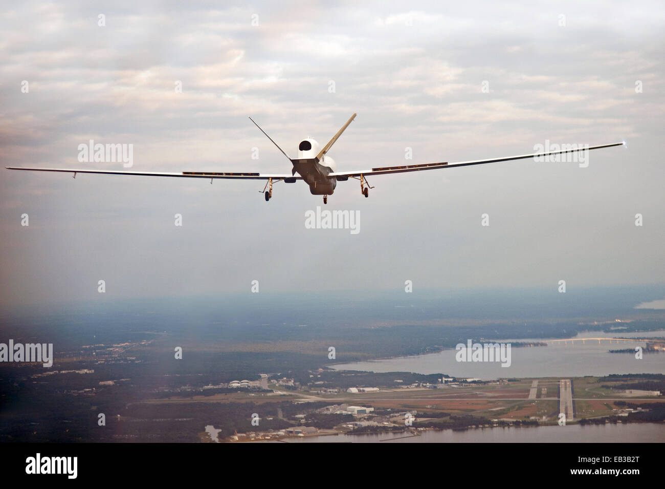 Un marine américain MQ-4C Triton avions sans pilote approches Système Naval Air Station Patuxent River à la terre après le premier vol de cross-country 18 septembre 2014 à Patuxent River, Maryland. Banque D'Images