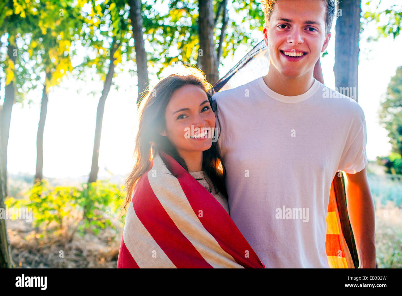 Caucasian couple wrapped in American flag Banque D'Images