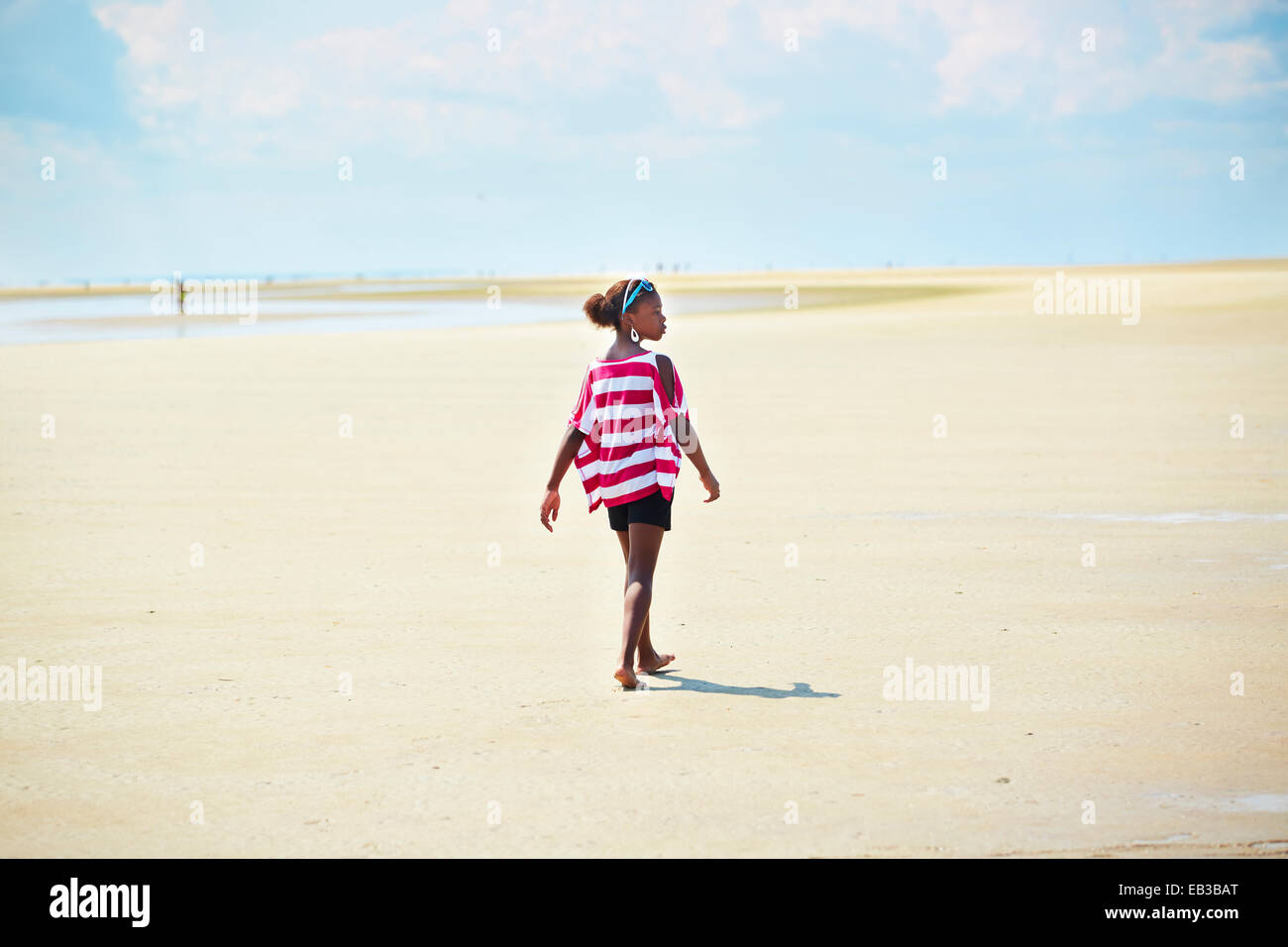 Black girl walking on beach Banque D'Images